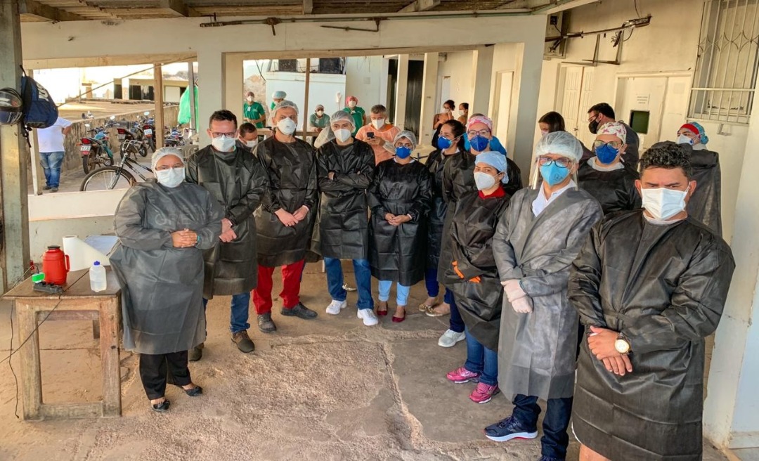 Médicos e enfermeiros se vestem preto em luto pela morte de técnico de enfermagem por Covid-19